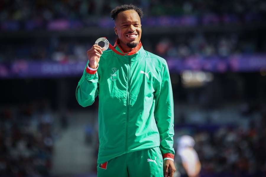 Sandro Baessa durante a cerimónia de entrega da medalha de prata na final da prova de atletismo 1.500m T20