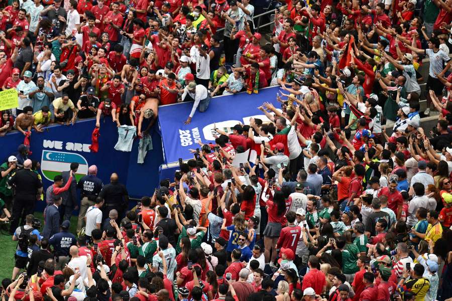 Adeptos apoiam Cristiano Ronaldo Adeptos apoiam Cristiano Ronaldo