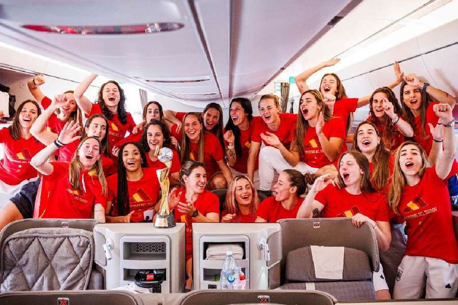 A seleção feminina, no avião de regresso a Espanha após a conquista do Campeonato do Mundo