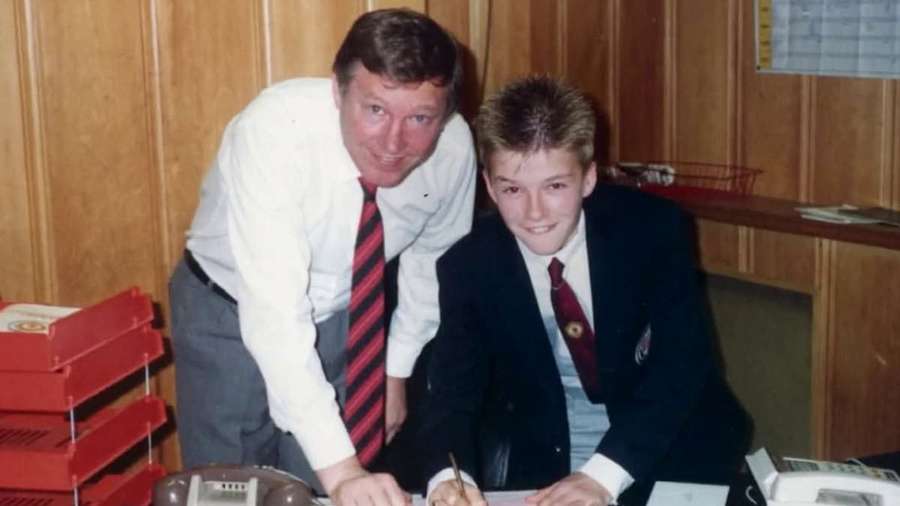 Beckham assinando contrato com o United ao lado de Ferguson, em 1991