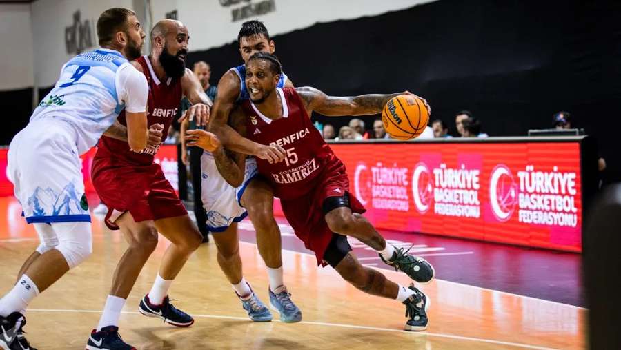 Betinho em ação diante do Rilski Sportist