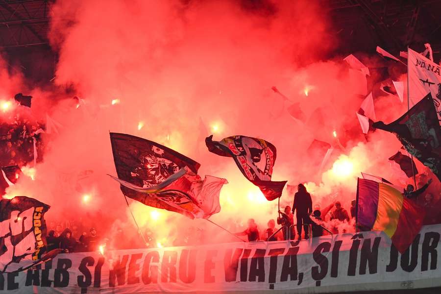 Fanii U Cluj în timpul derby-ului cu CFR Fanii U Cluj în timpul derby-ului cu CFR