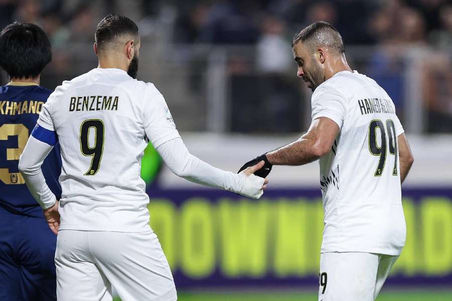Benzema célèbre un but marqué par son coéquipier Hamdallah