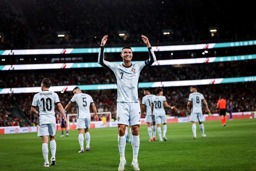 Cristiano Ronaldo poslal Donaldu Trumpovi podepsaný dres.