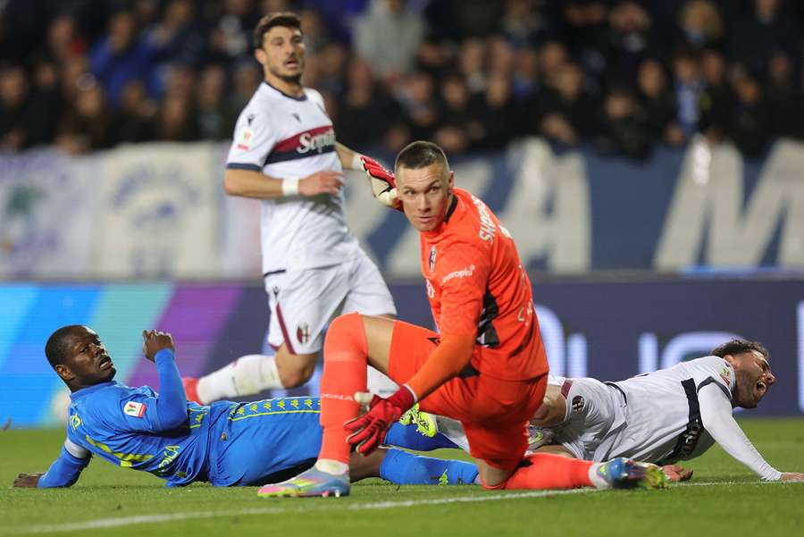 Bologna ze Skorupskim pokonuje jego były klub i jest jedną nogą w finale Coppa Italia