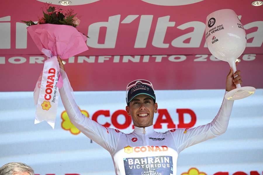 Ciclista português Afonso Eulálio mantém camisola branca