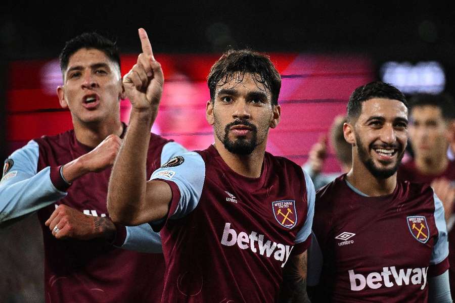 Paquetá (centro) fez o gol da vitória do time londrino na Liga Europa