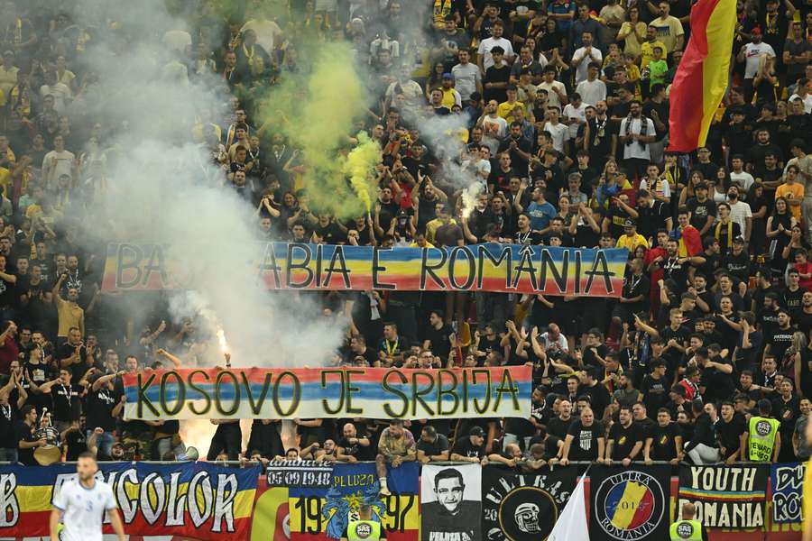 Romenos exibiram faixa contra a independência do Kosovo