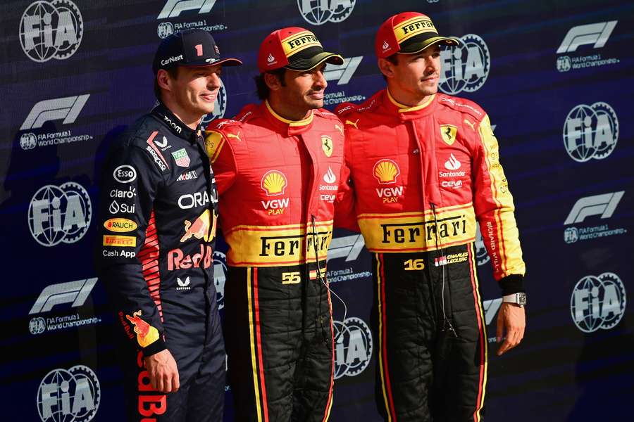Formel 1: Sainz (M.) in Monza auf der Pole Position, vor Verstappen (l.) und Leclerc (r.)
