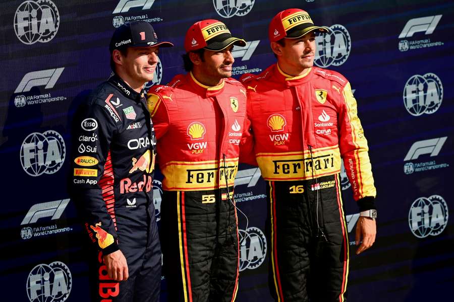 Formel 1: Sainz (M.) in Monza auf der Pole Position, vor Verstappen (l.) und Leclerc (r.)