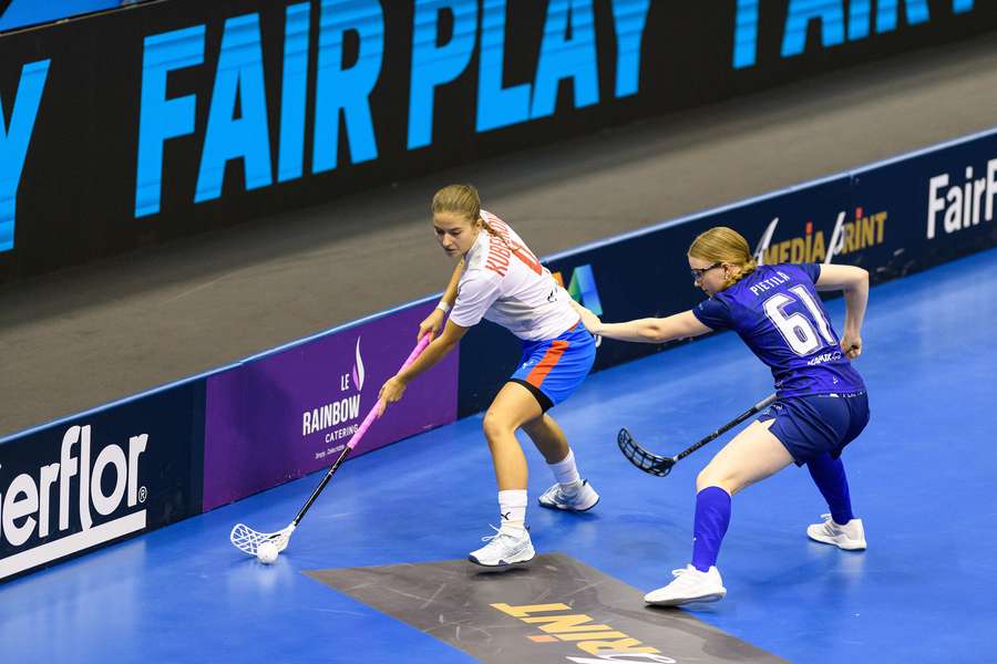 Michaela Kubečková (vlevo) v předloňském semfinále MS proti Finkám. Michaela Kubečková (vlevo) v předloňském semfinále MS proti Finkám.