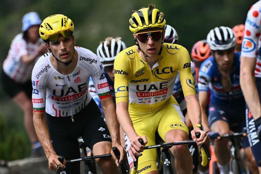Tadej Pogacar (r.) wird bei der Vuelta a Espana 2025 von Joao Almeida (l.) als Kapitän ersetzt.