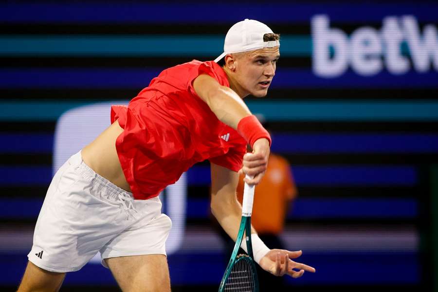Jakub Menšík začne obhajobu v Miami proti Sebastiánu Báezovi.