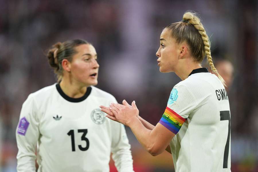 Kapitänin Julia Gwinn (r.) war mit einer Flashscore-Bewertung von 8,3 die beste Spielerin auf dem Feld