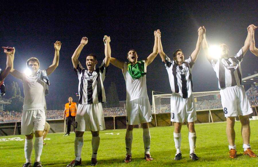 Así celebró el equipo de Petržalka su ascenso ante el Celtic.