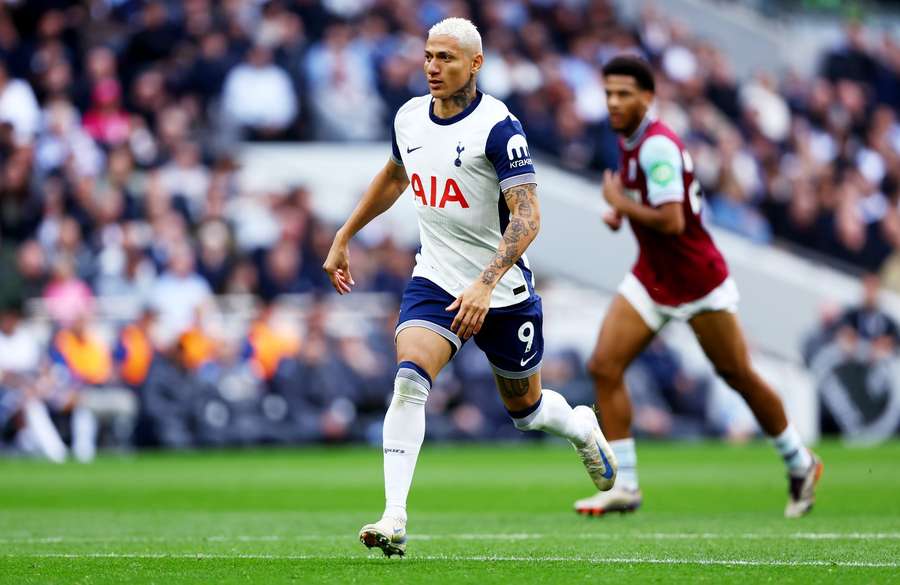 Richarlison voltou a atuar pelo Tottenham na goleada sobre o West Ham