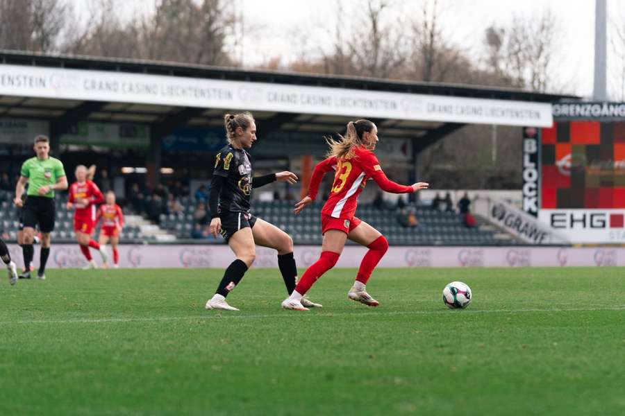 Die Wölfinnen bleiben dank einer Machtdemonstration in Altach, an den Tabellenführerinnen aus Wien dran.