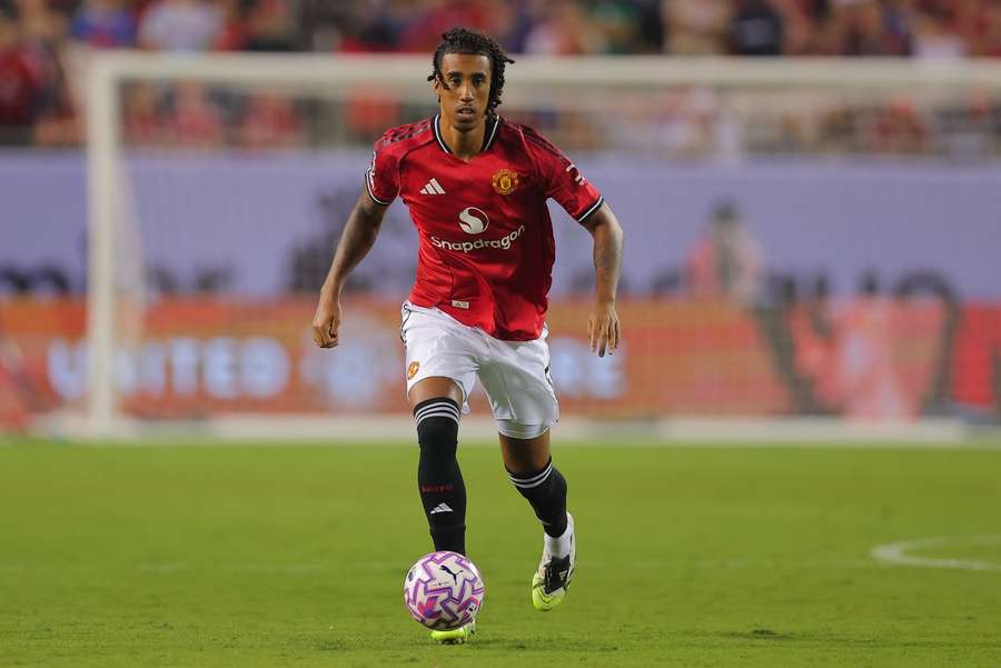 Leny Yoro, central del United