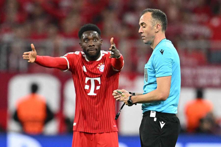Alphonso Davies in action for Bayern