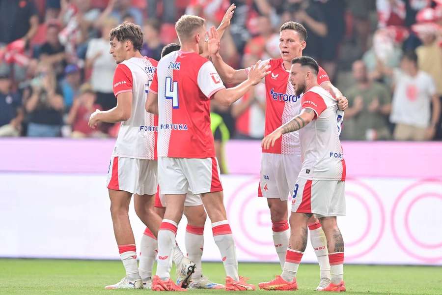 Gólvá radost hráčů Slavie v zápase s Teplicemi.