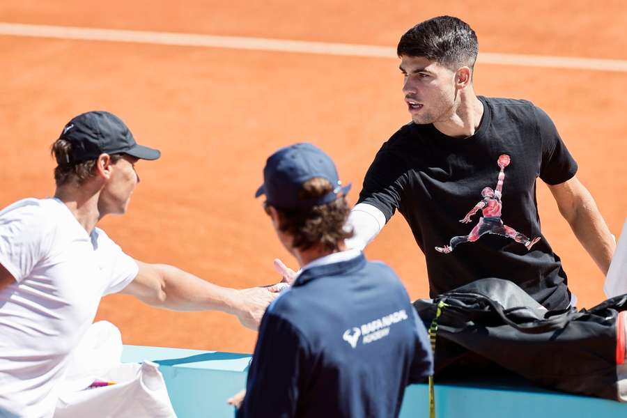 Alcaraz en Nadal groeten elkaar tijdens de Madrid Open