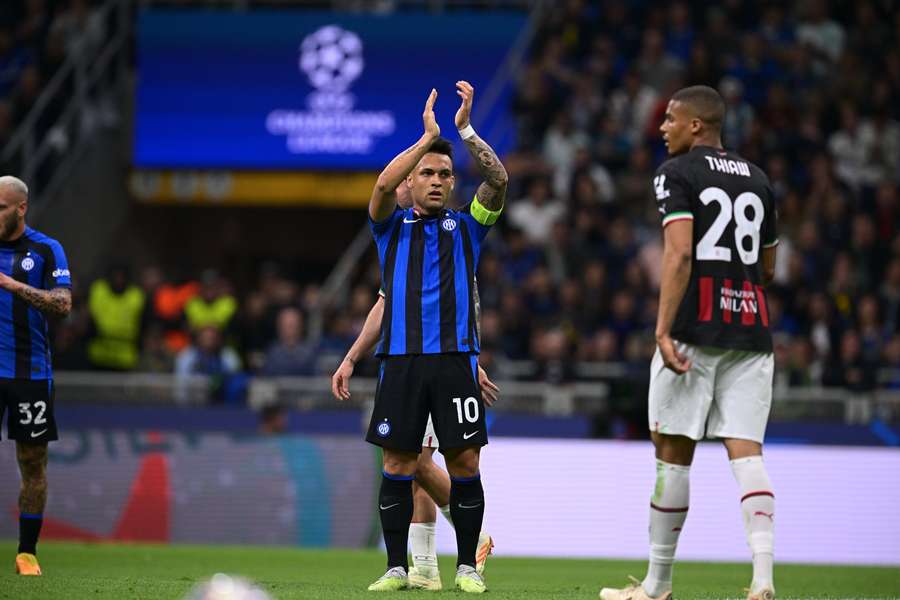 Lautaro aplaude torcida antes de deixar o campo de jogo