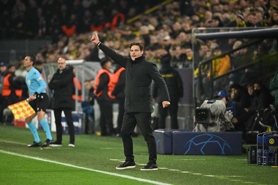 Trenér Dortmundu Terzic přišel při vítězné odvetě s PSV o hlas.