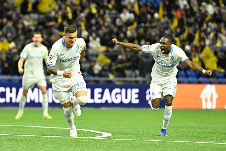 Gracze Club Brugge świętujący trafienie przeciwko Kajratowi