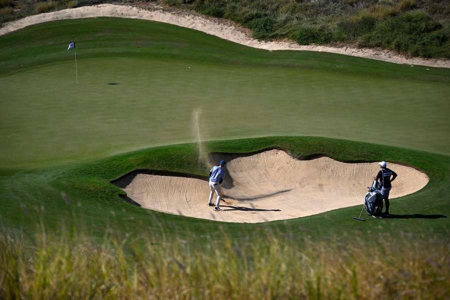 Jogadores em partida de golfe