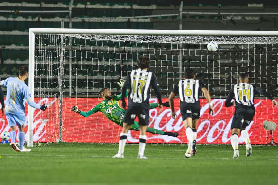 O Galo cedeu dois pênaltis ao Bolívar no segundo tempo O Galo cedeu dois pênaltis ao Bolívar no segundo tempo