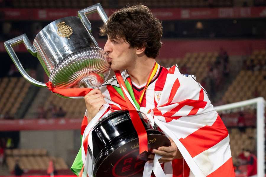 Unai Gómez, con la Copa del Rey de 2024 Unai Gómez, con la Copa del Rey de 2024
