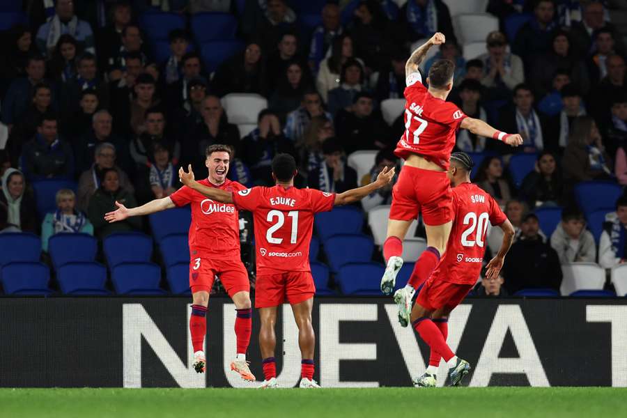 Ejuke celebra con Pedrosa, Saúl y Sow su gol ante la Real Sociedad