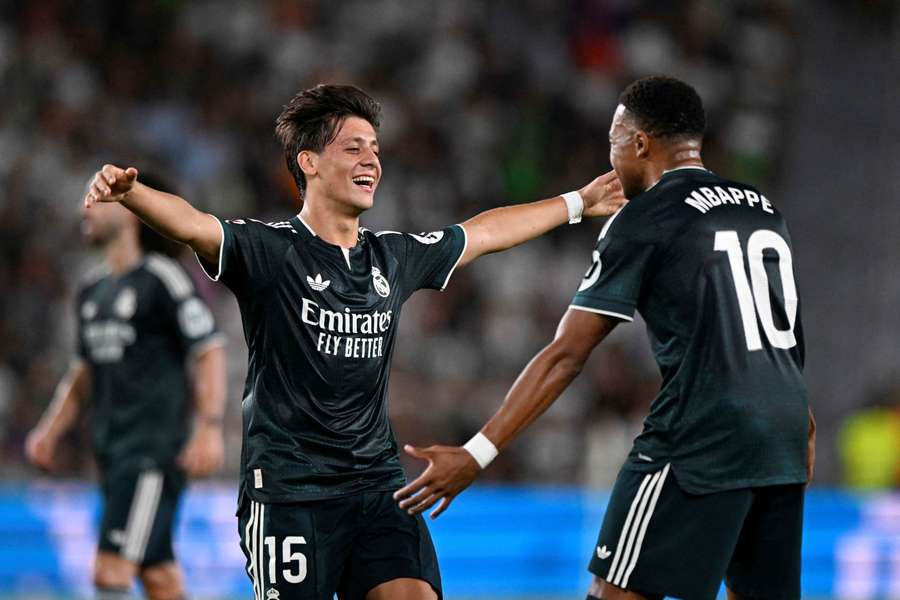 Arda Guler și Kylian Mbappe se bucură după golul marcat Arda Guler și Kylian Mbappe se bucură după golul marcat