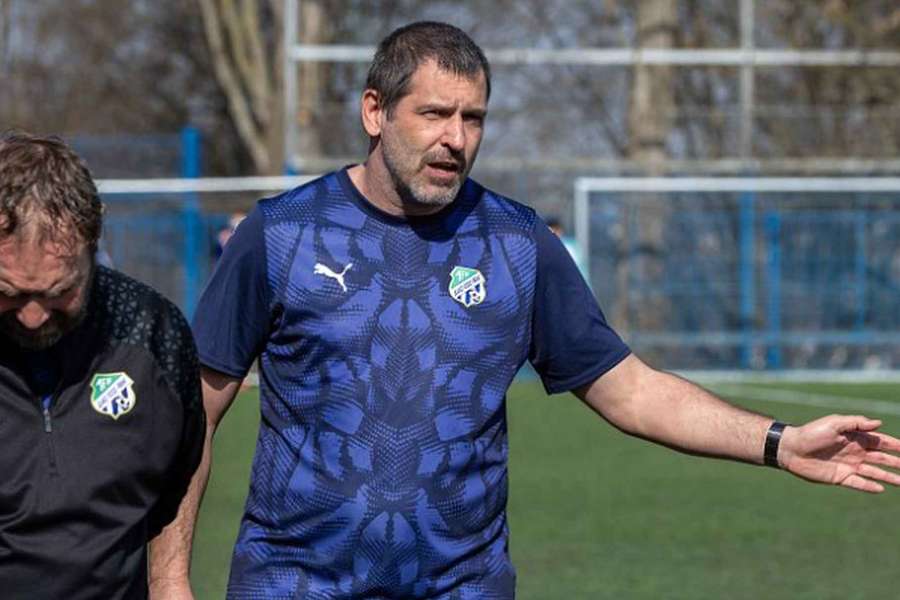 Petr Pavlík, který hrál dlouhé roky nejvyšší soutěž, pomáhá v páté lize pražskému Podolí.