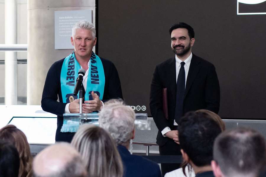 Schweinsteiger e Zohram Mamdani no Tour da Taça da Copa do Mundo Schweinsteiger e Zohram Mamdani no Tour da Taça da Copa do Mundo