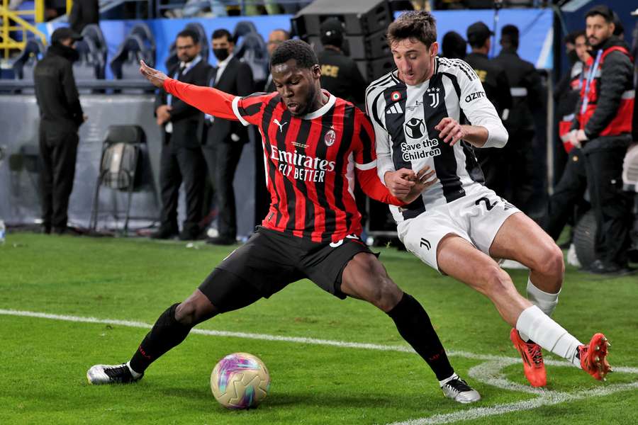 Una fase del match tra Juve e Milan in Supercoppa Una fase del match tra Juve e Milan in Supercoppa