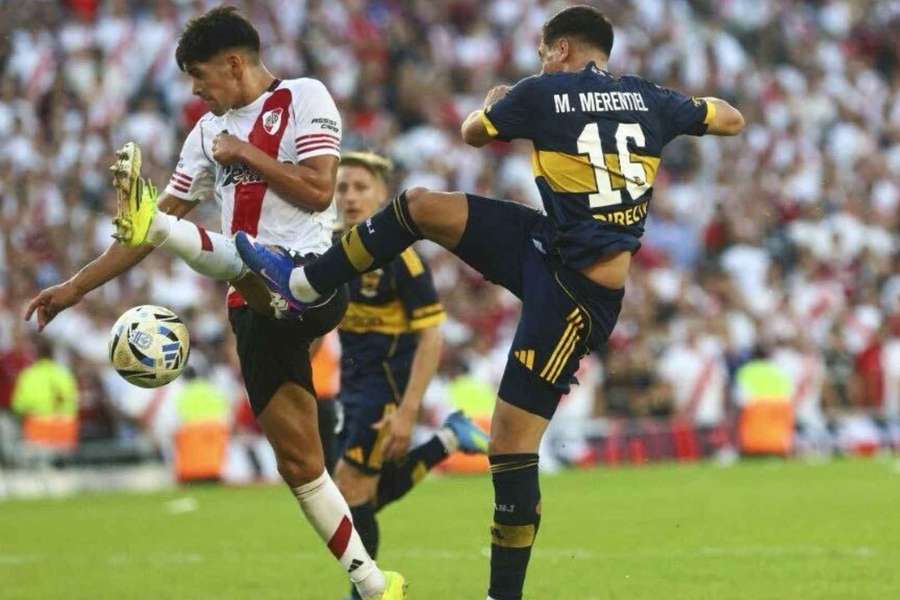 Merentiel golpea el balón Merentiel golpea el balón