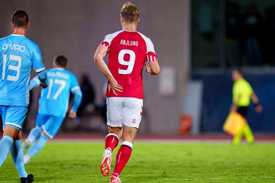 Perto do final do jogo, Roberto Di maio fez uma entrada feia nas costas de Rasmus Højlund.