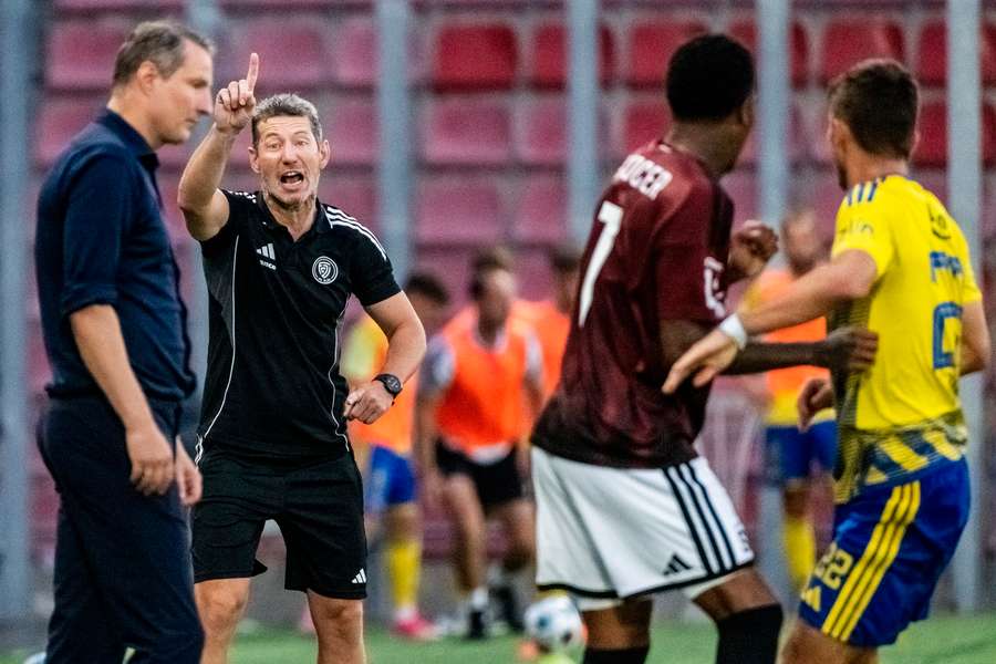Červenka (uprostřed) pochválil výkon soupeře. Červenka (uprostřed) pochválil výkon soupeře.