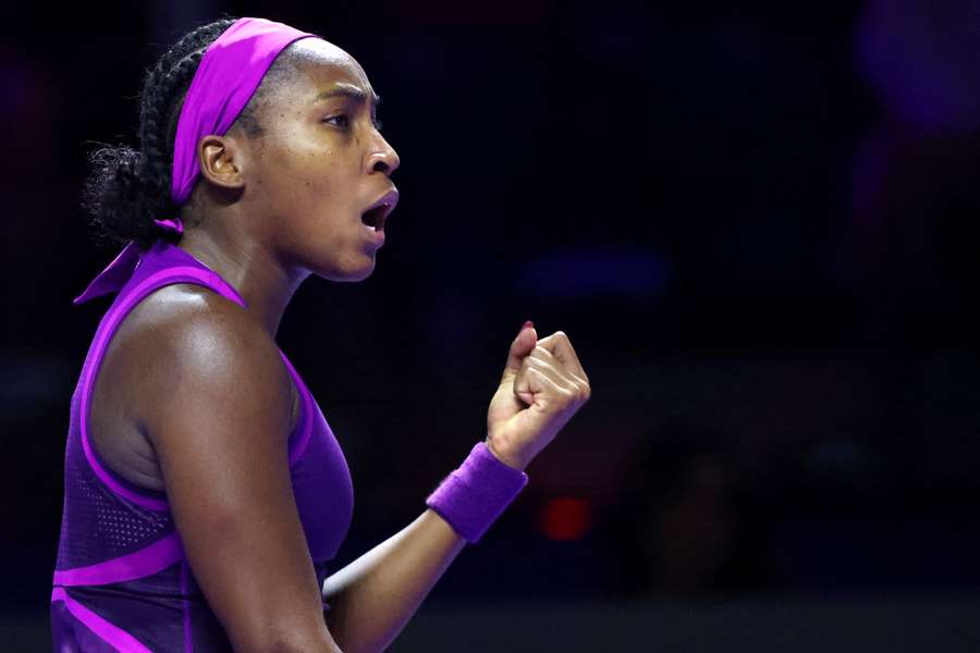 Coco Gauff reage depois de ganhar um ponto contra Iga Swiatek