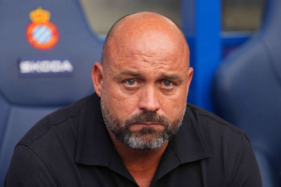 Manolo González, sentado en el banquillo del Espanyol Manolo González, sentado en el banquillo del Espanyol