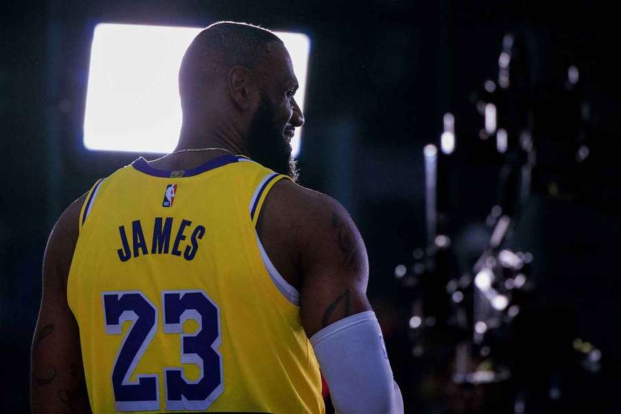 LeBron James vai jogar por uma nova equipa LeBron James vai jogar por uma nova equipa