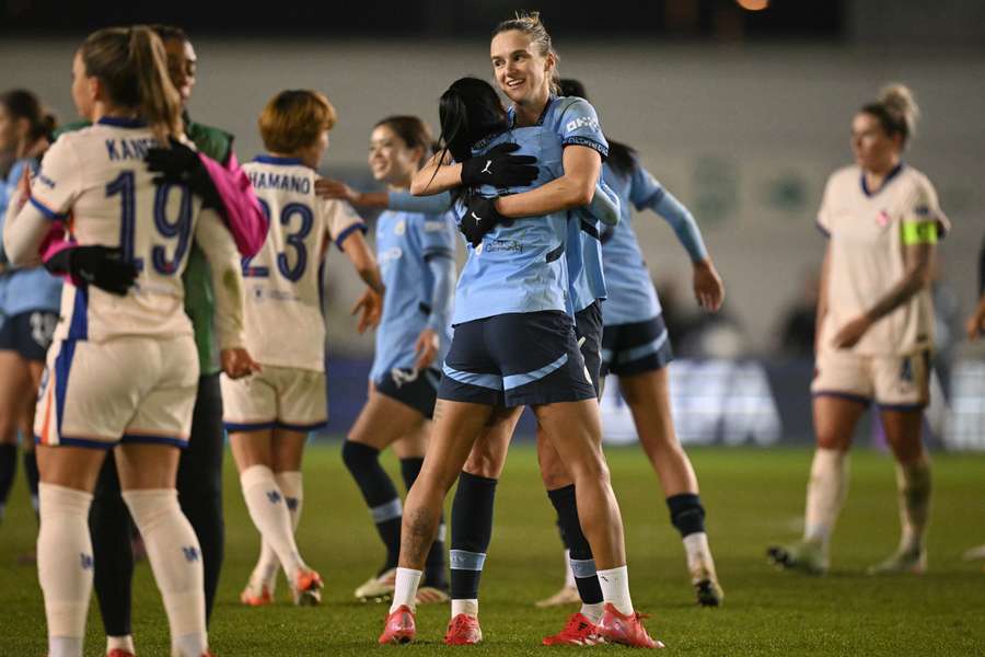 Manchester City's Dutch striker #06 Vivianne Miedema (C) and Manchester City's Brazilian striker #14 Kerolin celebrate