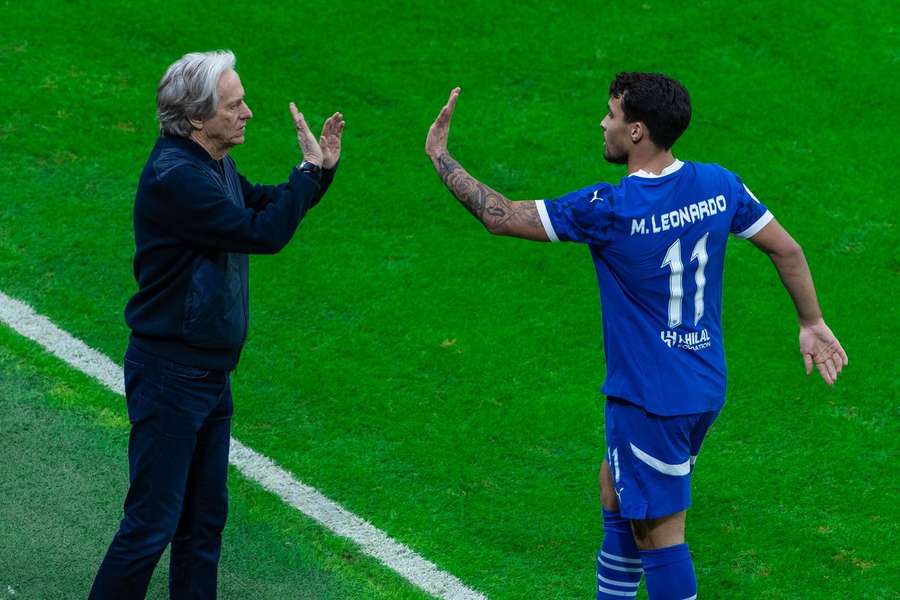 Marcos Leonardo festeja com Jorge Jesus