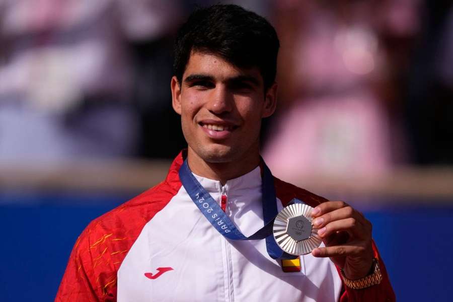 Carlos Alcaraz con su medalla de plata en París 2024