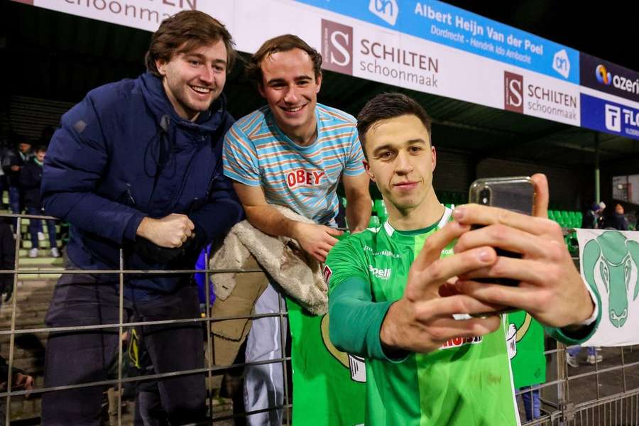 FC Dordrecht-topscorer Rene Kriwak neemt een selfie na Dordrecht-Roda JC