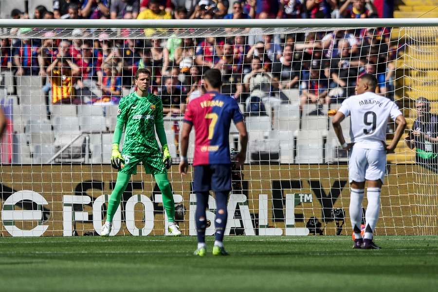 Mbappé lanza el penalti ante Szczesny con la mirada de Ferran Torres