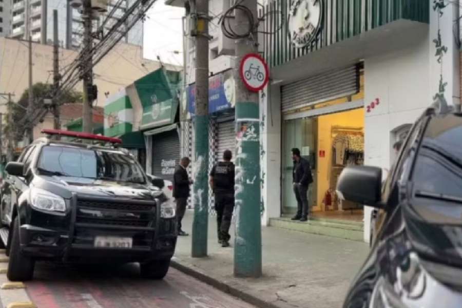 Polícia durante busca e apreensão na loja da torcida organizada Mancha Alvi Verde, do Palmeiras 