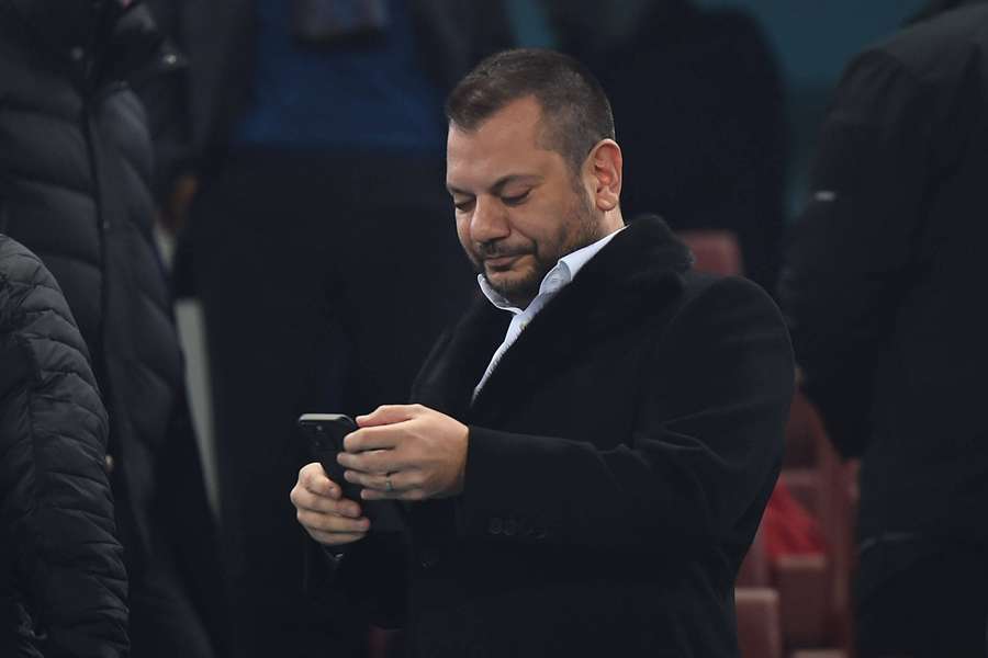 Ertugrul Dogan, președintele clubului Trabzonspor, printre cei 448 de oficiali suspendați provizoriu în Turcia pentru pariuri Ertugrul Dogan, președintele clubului Trabzonspor, printre cei 448 de oficiali suspendați provizoriu în Turcia pentru pariuri