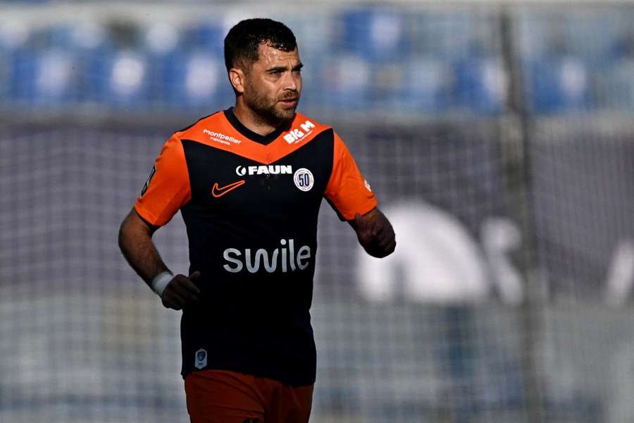 Le milieu français de Montpellier, Téji Savanier, observe le jeu lors du match de Ligue 1 contre Le Havre au stade de la Mosson, le 6 avril 2025. Le milieu français de Montpellier, Téji Savanier, observe le jeu lors du match de Ligue 1 contre Le Havre au stade de la Mosson, le 6 avril 2025.